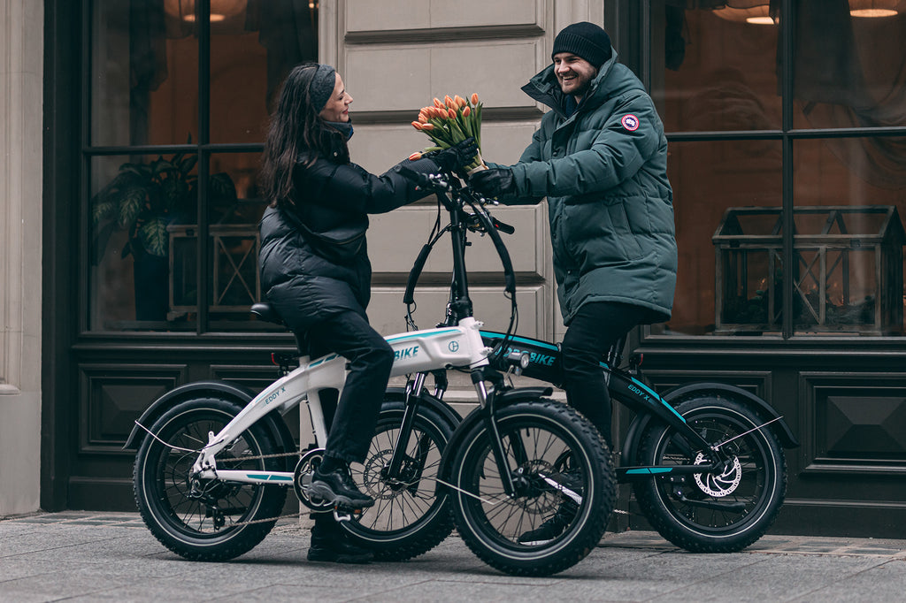 Verliebt auf Fahrrädern. Vergessen Sie die Langeweile am Valentinstag.
